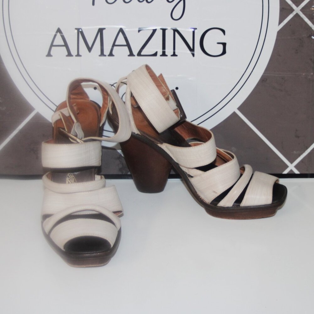 13a   LADIES MODERN VINTAGE HEELED SANDALS - 7 1/2 (38) TAN LEATHER